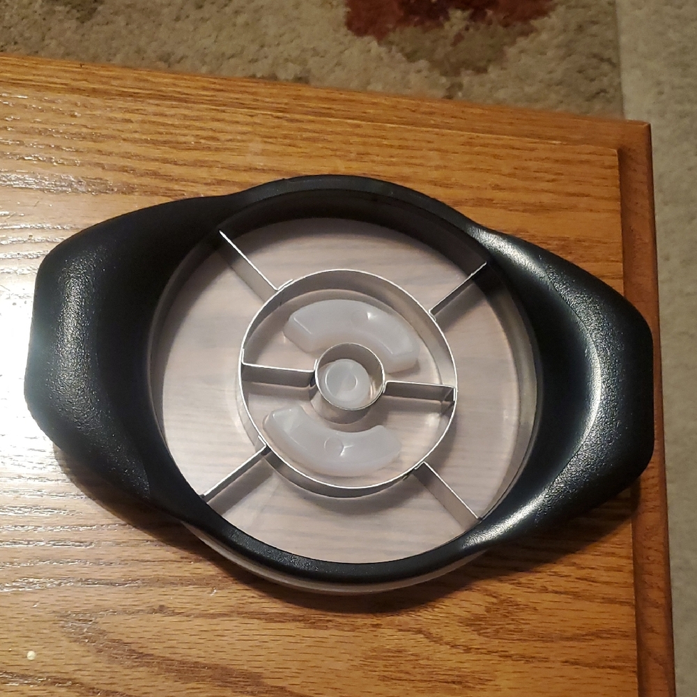 Pampered Chef Stainless Steel  Pineapple Wedger with Plastic Blade Cover #2416